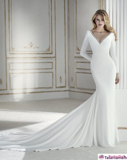 یک لباس عروس ساده، همراه با زیایی و طراوت. جنس این لباس از کرپ می باشد. این لباس با آستین های بلند و طراحی ساده، یک طراحی مینیمال را به نمایش گذاشته است.