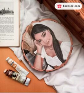 نقاشی چهره بر روی تنه درخت